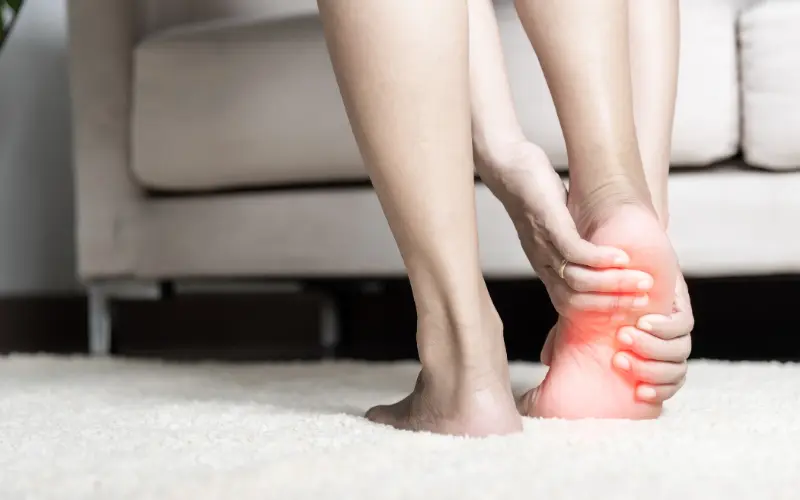Fascite plantar: porque o seu calcanhar dói tanto de manhã — e o que fazer